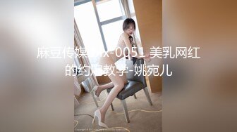 cd 元气少女鹿：好几天没去露出啦，这次专门找了个比较亮的路口，身后一直有骑士们经过，河边遛弯的两个大爷