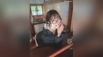 【霸王茶姬探花】20岁学生妹，兼职援交，清纯校园风，激情爆操粉嫩的小逼湿漉漉，耐心擦拭中