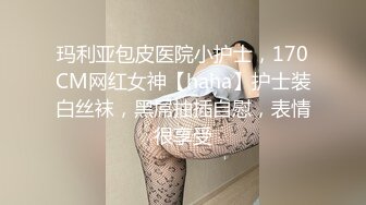 小哥的无毛逼骚母狗女友，臣服在大鸡巴的淫威之下，口交大鸡巴给小哥舔乳头，无套抽插爆草浪叫不断完美露脸