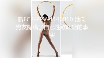 逼里插一个嘴里也插一个骚逼成了大鸡巴的收容器