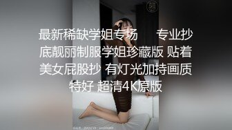 熟女少妇水晶道具深插白虎穴，掰开大腿来回进出虎穴，淫水很多呻吟不止