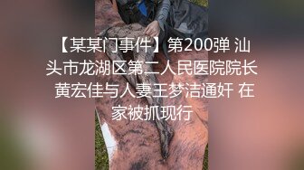 内裤还套在腿上没有完全脱下来