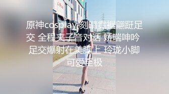 俩帅哥边干边拍照