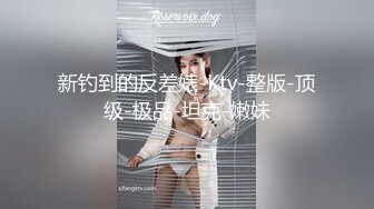 F罩杯八字巨乳女神，吊带小背心，大奶呼之欲出，换上睡衣揉奶摸穴，粉嫩大乳晕，自己骑上来插B