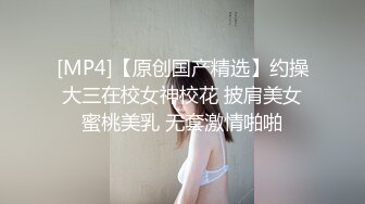 白丝情趣小护士全程露脸展示逼逼绝活，这么大个土豆完全塞逼里震撼狼友，表情好痛苦，逼逼自己还把土豆吐出