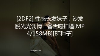 老婆在三亚穿超短裙露出