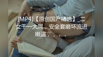 《魔手☛外购☀️极品CP》美女如云商场女_厕逼脸同框正面偸拍超多年轻小姐姐小少妇方便，牛仔短裤美少女的干净白虎逼简直太顶了 (2)