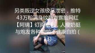 小少妇的3P，全程露脸被两个大哥玩弄，草着小屁股嘴里塞着大鸡巴，床上床下性爱椅抗腿爆草激情抽插精彩刺激