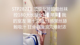 路边公厕一路跟踪偷拍极品美女的小嫩鲍