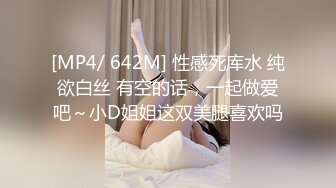 《魔手外购极品厕拍》商业城女厕全景偸拍多位少女少妇熟女方便，后位先拍脸再拍大白屁股，憋尿到极限的良家少妇动作逗死人 (9)