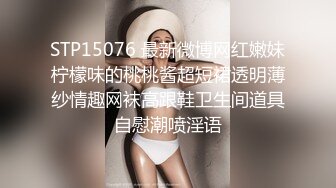 被3个男人精液灌溉的极品少妇，全程露脸让三个大鸡巴朝脸上撸，口爆吞精，淫语调教小逼逼被草着嘴里吃鸡巴