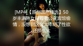 贵在真实，海滩游泳场女士简易淋浴棚偸拍多位妹子换衣，苗条美少女懂得保养往身上涂防晒霜