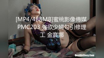 老婆握着老公和单男的肉棒交换着吃