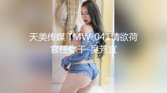 美女用水晶棒自慰喷水