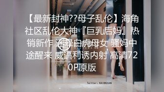 《极品CP魔手外购》坑神潜入某单位女厕隔板缝中实拍超多小姐姐方便，赤裸裸逼脸同框，妹子对着镜头看半天都没发现异常 (7)