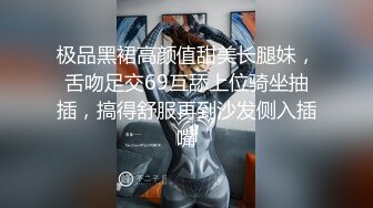 风骚小婊妹让小哥亲着小嘴玩奶子摸屁股慢慢扒光给狼友看，舔弄大鸡巴让小哥压在身下无套抽插，逼逼淫水多多