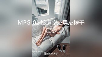 潜入商场女厕一路跟踪偷拍身材娇小的美少妇