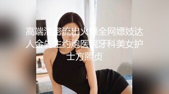 步行街跟踪抄底穿大T恤的美少妇 和男友逛街的JK美女