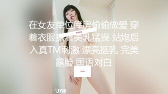 【骚小妹两男一女3P大战】骑乘边操边吃大屌，垫着枕头抬起屁股