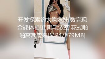 服装批发市场偷拍到的一个美女御姐 BB有点痒在那抠 