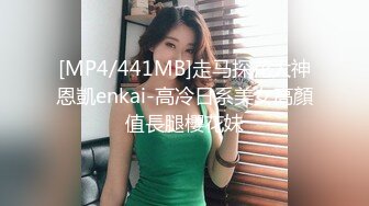 八块腹肌被东北父子俩猛攻骚穴,两根大鸡吧狂插骚逼无套双龙干到骚逼尿失禁