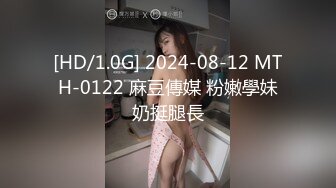 哺乳期的奶妈你喜欢吗，玩弄揉捏风骚的奶子，挤奶水给你喝真刺激，舔弄揉捏自己吸了奶水吐在逼逼上抠穴呻吟