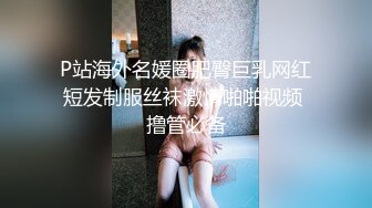 内裤一脱掰开小穴就开始摩擦自己的小阴蒂