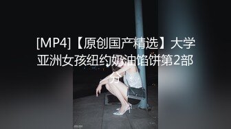 农家媳妇又来新人，全程露脸的两个中年少妇跟大哥激情啪啪，道具玩弄口交大鸡巴，让大哥轮着草内射骚穴真骚