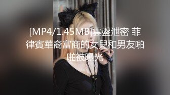 文静甜美牙套小表妹酒店3P被两男各种操，双腿肩上扛抽插撞击，上位骑乘自己动揉奶子，胖男后入表情对着镜头