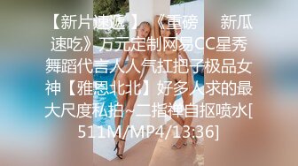 【私立学校的女教师】真实老师学校图书馆露出，书架旁揉奶甚至伸手进逼里自慰，还和同事聊天，骚死啦！ (1)