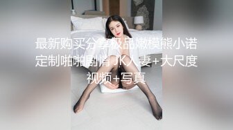 女友晚上说她肚子饿了，然后她含住了我的肉棒吸舔