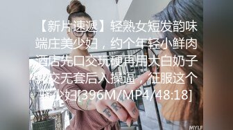 小母狗趴在那里认真舔脚