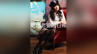 一大早勃起把鸡巴塞进还在戴眼罩睡觉的白虎女友口里，无套后入外射