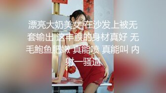 敞亮风骚的美女模特露脸大秀直播展示完美好身材，听狼友指挥揉着骚奶子伸着小舌头要舔狼友大鸡巴特写自慰