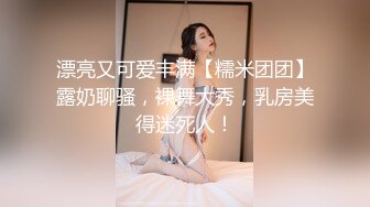 极品少妇，客厅招揽两名男妓，前仆后继干她两个骚穴，爽歪歪淫叫！