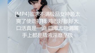 商城尾随两个JK制服裙绝色美妞 透过网纱内清晰看到一线天逼型