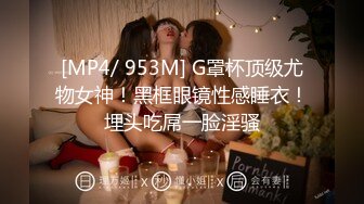 放假趴窗偷窥隔壁家的媳妇洗澡 光着身子晃悠