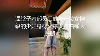 风骚漂亮的美女姐姐，大耳环性欲旺胜，跟狼友撩骚互动，揉奶玩逼看特写，淫水多多把逼毛都打湿了