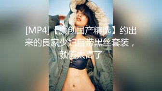 趁女友不在强行推倒了她还在上大学的漂亮美女表妹,开始不同意挣扎反抗,干爽后呻吟浪叫,干的越用力叫的越厉害!