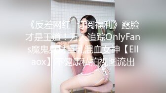 甜美白皙美乳小骚货，两个小哥在旁边看着自慰，连体网袜振动棒爆插，旁边小哥拨弄奶头，没插几下就很湿