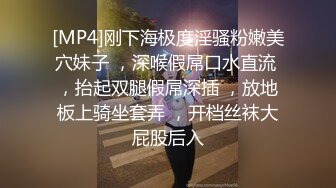 居家夫妻在客厅沙发上先舔逼，再后入啪啪快速抽插