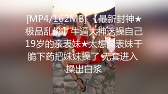 騷貨小女友脫光衣服.躺在泰迪熊上暗示要我去幹她