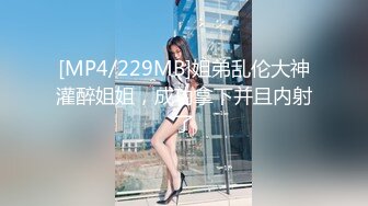 《魔手?外购??极品CP》地铁女厕全景偸拍络绎不绝的年轻小姐姐方便??美女多亮点多，妹子换奶罩一对大奶又圆又挺手感绝对一流