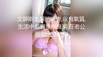 温柔似水的长筒靴小妹 蹲那里静静的排尿 很有淑女范