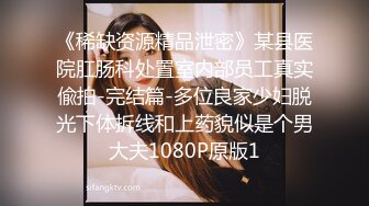 最新高价定制分享，极品反差女大生04年清纯小姐姐【胡椒仔】露脸私拍，各种COSER裸体骚舞大号道具紫薇脸逼同框 (1)