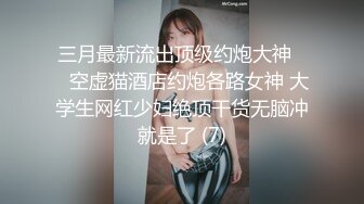 黑丝骚妹子躺床上玩手机被小哥鸡巴塞进嘴里抽插，温柔舔弄深喉，跳蛋玩骚穴淫水好多，无套抽插爆草呻吟可射