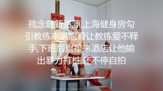 情趣套房TP黝黑哥和白嫩少妇还带个大棒棒来玩女的和摄像头零接触居然没有发现