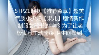 合租房门缝偷窥对门的美女换衣服奶子又白又大身材还真不错