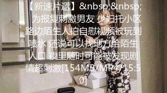 漂亮长发美女仔细的擦被自己污染的内裤