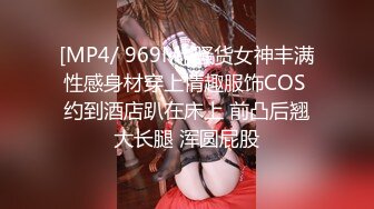 抖音巨乳网红李雅 晚上寂寞难耐小区附近溜达搭讪18岁楞青小伙把他带回家玩弄，满足她的兽欲